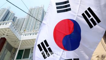 [포토]실종된 신축건물 태극기