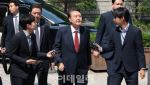 ''묵묵부답'' 尹, 대선 후 첫 법정 출석…입장 밝힐까
