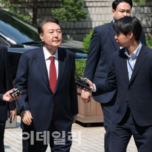 ''묵묵부답'' 尹, 대선 후 첫 법정 출석…입장 밝힐까