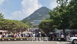 “李 돌아오기 전 막차 타자”…청와대로 몰려든 시민들	