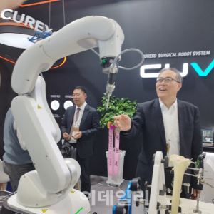'척추수술로봇' 글로벌 빅3는 포기 vs.시장 판쓰리 노리는 큐렉소