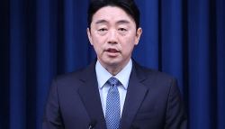대통령실 “강훈식 비서실장, 과로로 쓰러진 직원 병문안”(상보)