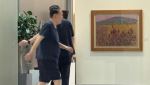 ‘경찰출석 불응’ 윤석열, ‘반바지 차림’ 자택 상가 활보