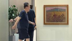 ‘경찰출석 불응' 윤석열, ‘반바지 차림' 자택 상가 활보