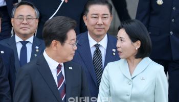 이야기 나누는 이재명 대통령-김혜경 여사