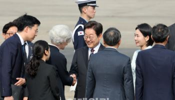 타마라 모휘니 주한캐나다 대사와 이야기 나누는 이재명 대통령