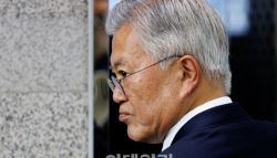 文 뇌물 혐의 재판절차 오늘 시작…관할지 이송 공방 예상
