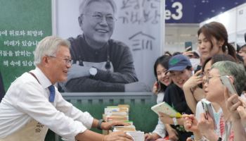 文 도서전 등장에 '환호'…배우 박정민, 책 판매 '열중'