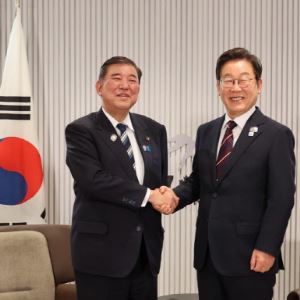 "자리가 왜 이래?" 일장기 앞에 선 이재명 대통령