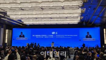中 경제책사 허리펑 “우린 다자주의 수호자, 개혁개방 확대”