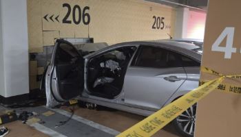 세종 아파트 주차장서 차량이 벽 들이받아…뒷좌석 아내들 사망