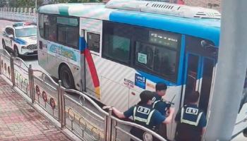 "영화 속 장면이 떠올라서"…버스 훔친 50대男의 대낮 도주극
