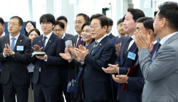 AI스타트업 부스 찾은 이재명 대통령…"AI 3대 강국 가자"