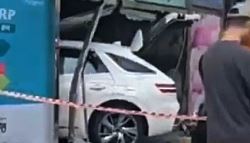 무면허로 SUV 몰다 은행 ATM 돌진한 40대…2명 부상