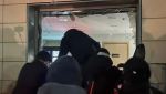법원 진입 尹 구속 판사 찾은 男 “발로 찼는데 문 열려 신기”