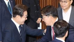 이재명 대통령, 권성동에 웃으며 어깨 '툭'...뭐라고 했길래