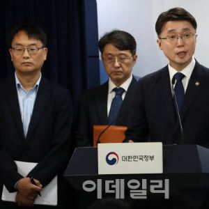 정부 “SKT 위약금 면제, 번호이동 고객도 환불조치 이뤄져야”