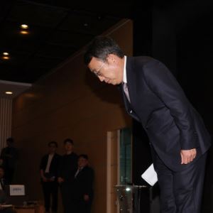 유영상 SKT 대표 “통렬히 반성, 정부 요구 수용…전면 시정”