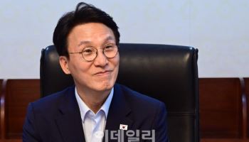 미소 짓는 김민석 국무총리