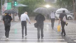 폭염 뒤 기습 호우…퇴근길 '물폭탄'에 도로 체증도