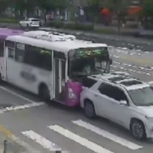 "사고 몰랐다"…SUV 추돌 후 150m 더 달린 시내버스
