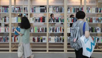 꺼진 책도 다시 보자…상반기 베스트셀러 휩쓴 옛날책들