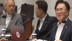 이 대통령 들어오자 넥타이 급히 풀어…“드레스 코드가 뭐요?”