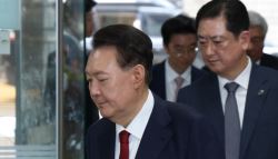 또다시 구속기로 선 尹…취재진 질문에 말없이 법정 향해