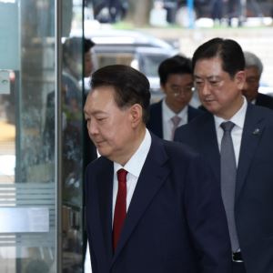 또다시 구속기로 선 尹…취재진 질문에 말없이 법정 향해