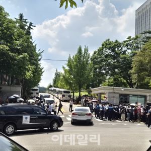 구속심사 앞두고 출석한 尹…폭염 속 지지자들 “윤 어게인”