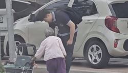 "교무실로 오세요!"...폭염 속 노점 할머니 위해 전재산 꺼낸 중학생