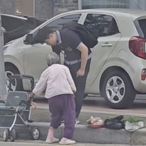 "교무실로 오세요!"...폭염 속 노점 할머니 위해 전재산 꺼낸 중학생