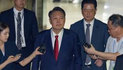 '주머니 손 넣고' 호송차 향한 윤석열...휴대전화 반납한 채 대기