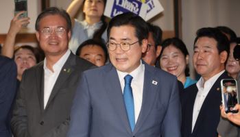 "李 발걸음에 정확히 맞추는 與 만들겠다"…박찬대, 당대표 후보 등록