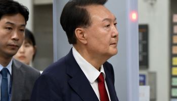 내란특검 "尹, 전직 대통령 신분 감안해 조사"…수사 탄력받나