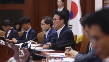 김민석 총리, 국정현안관계장관회의 주재