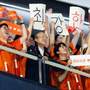 '한화 33년 만에 1위'…김승연 회장 '에어팟 맥스' 쐈다