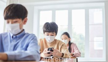 ‘수업 중 스마트폰 제한’ 교육위 통과…“수업권 보장 긍정적”