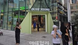 올리브영vs시코르, 강남역 '결투'…소비자, 어디서 지갑열까[르포]