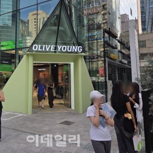올리브영vs시코르, 강남역 '결투'…소비자, 어디서 지갑열까[르포]