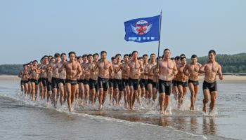 체력단련하는 특전대원들