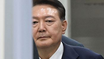 윤석열 “나와 아내에 사람들 연락 끊겨”…‘변호사 구인난’ 호소