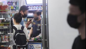 “문 닫아야겠네요” 1만320원의 역설…벼랑 끝 유통가