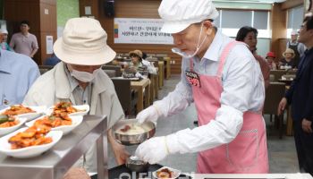 어르신 삼계탕 배식 봉사하는 조성명 강남구청장