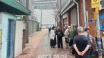 치료 위해 땡볕에 선 사람들…폭염 속 의료사각지대 '쪽방촌'[르포]