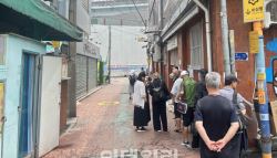 치료 위해 땡볕에 선 사람들…폭염 속 의료사각지대 '쪽방촌'[르포]