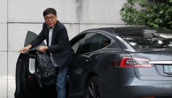 최휘영 문체장관 후보자, 청바지에 테슬라 타고 첫 출근