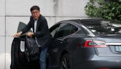 청바지에 테슬라 타고…첫 출근한 최휘영 문체장관 후보자	