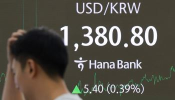 관세 불안에 ‘달러 사자’…환율 15거래일 만에 1380원대 마감