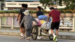 "요즘 보기 어려운 장면"…할머니 앞에 나타난 남성들 정체[따전소]